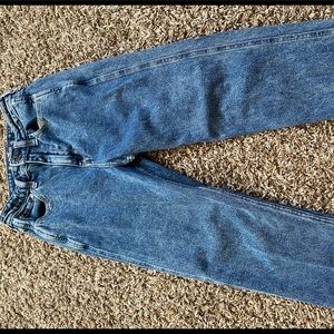 hollister mom jeans!